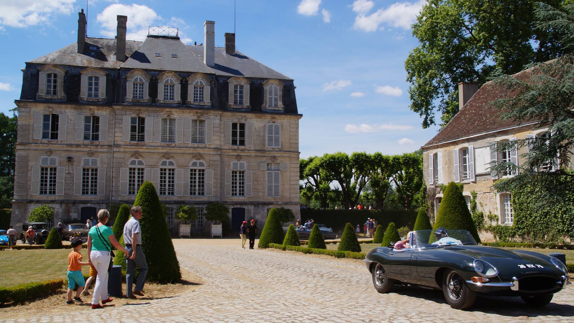 chateau de meslay avec jaguar